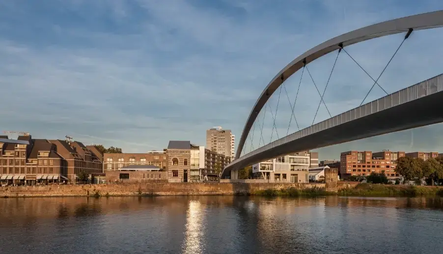 Voetgangersbrug in Maastricht